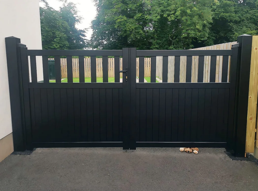 Double Swing Gate With Flat Top And Partial Mixed Infill