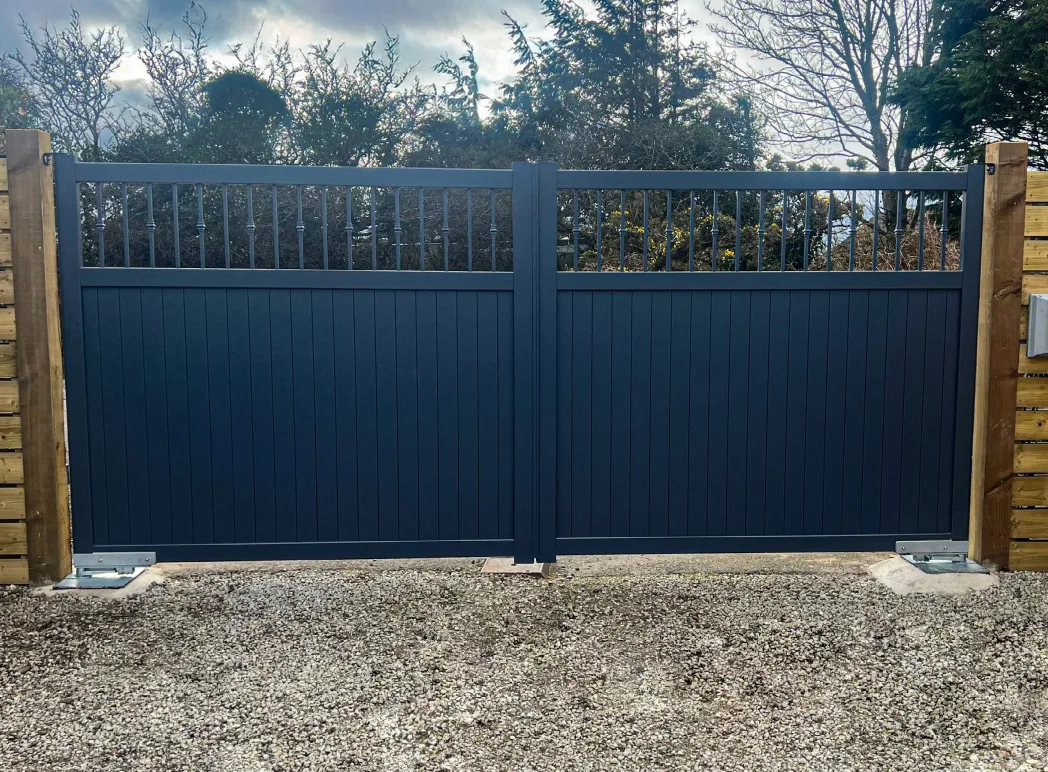 Double Swing Gate With Flat Top And Partial Infill